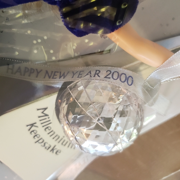 2000 Millennium Barbie - Picture 4 of 16